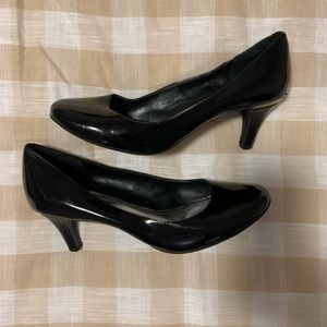 Low/Heel Black Patent Leather Pumps